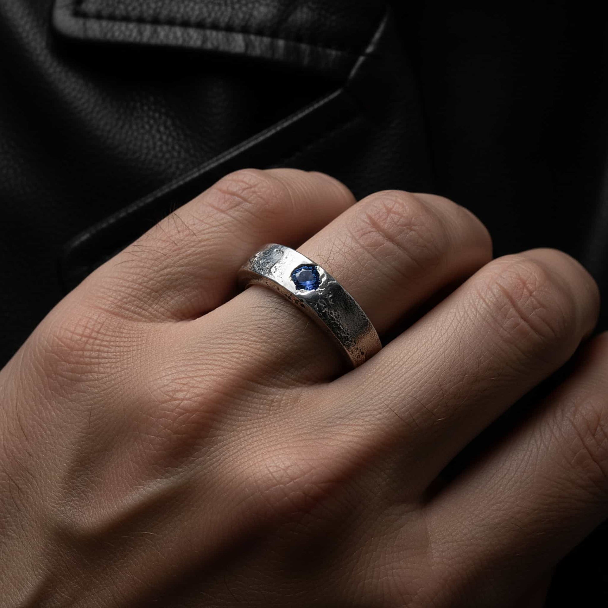 Anillo de compromiso de hombre con circonita azul