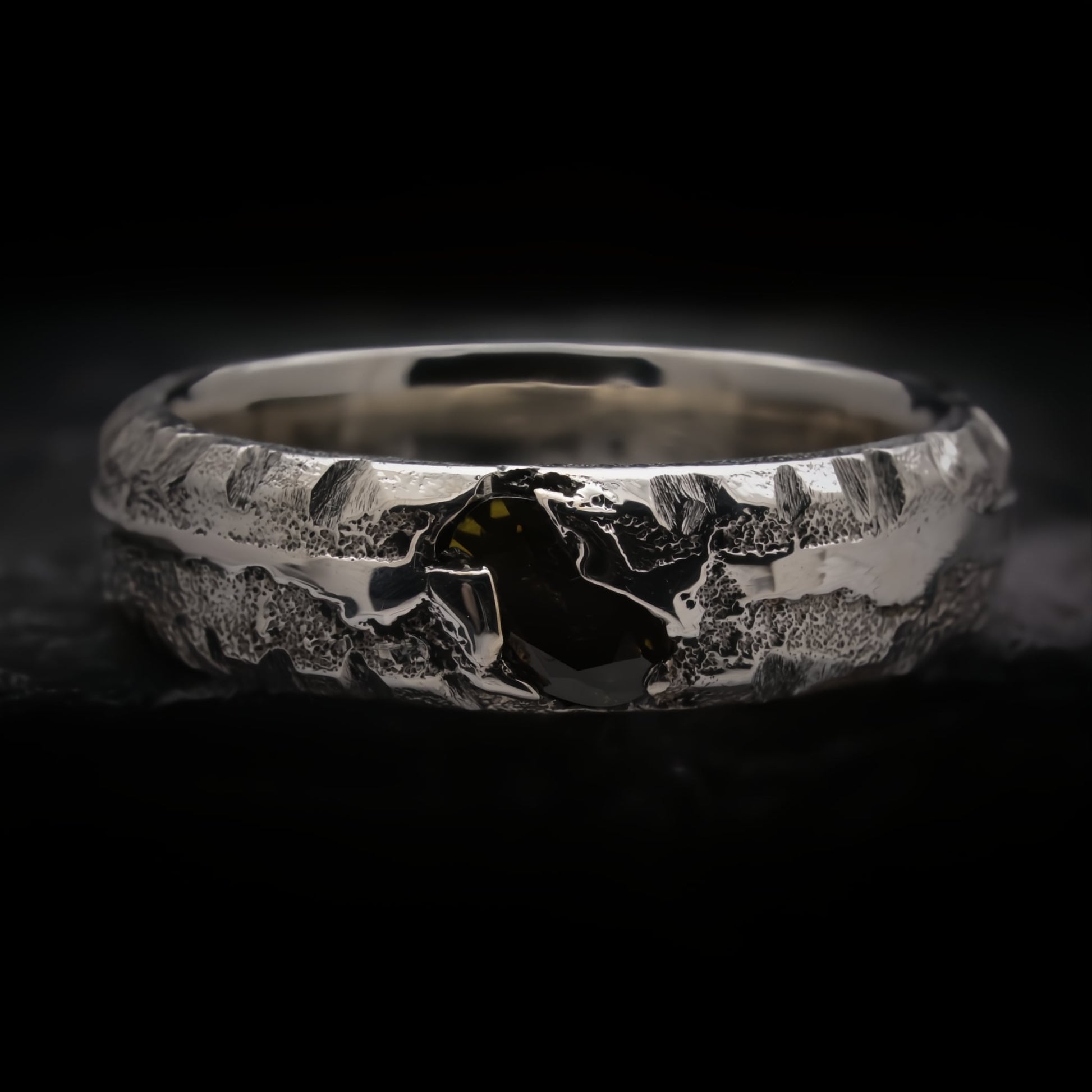 Anillo de compromiso para hombre con circonita verde peridoto