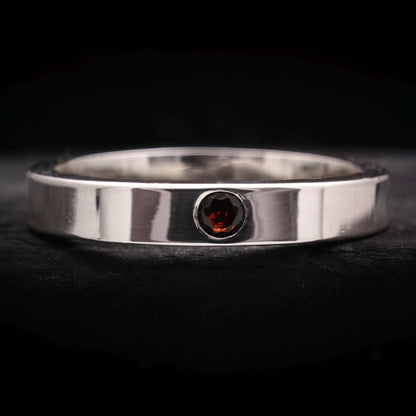Anillo de compromiso de plata para hombre con granate natural y acabado pulido.