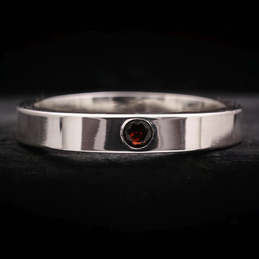 Anillo de compromiso de plata para hombre con granate natural y acabado pulido.