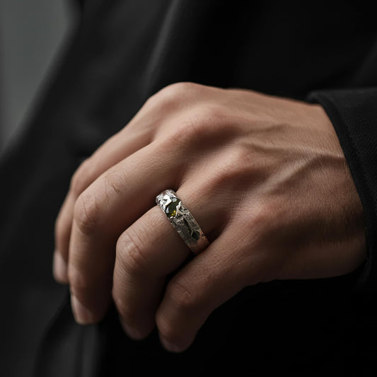 Anillo de compromiso artesanales para hombre de plata con acabado irregular