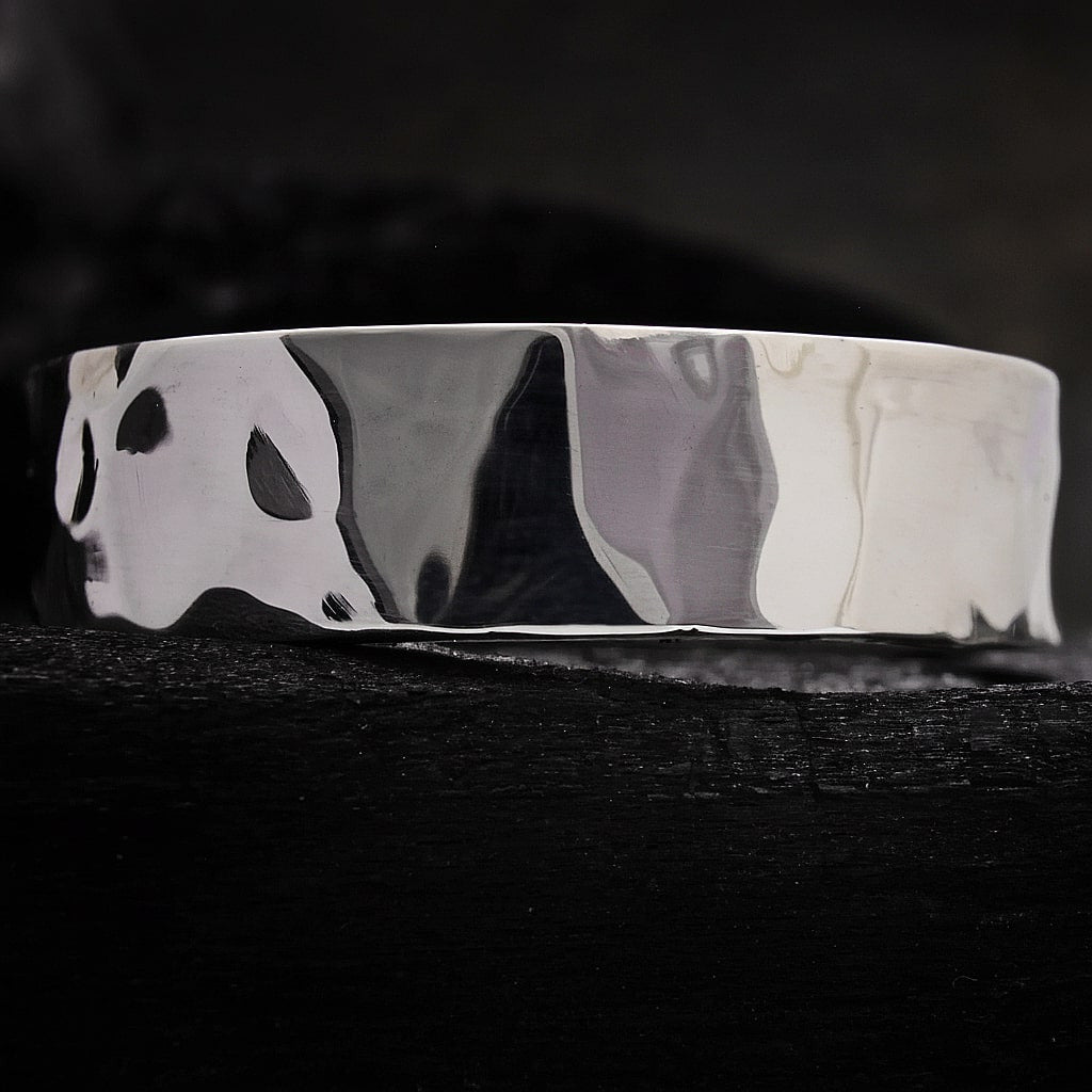 Anillo de hombre irregular con acabado pulido 