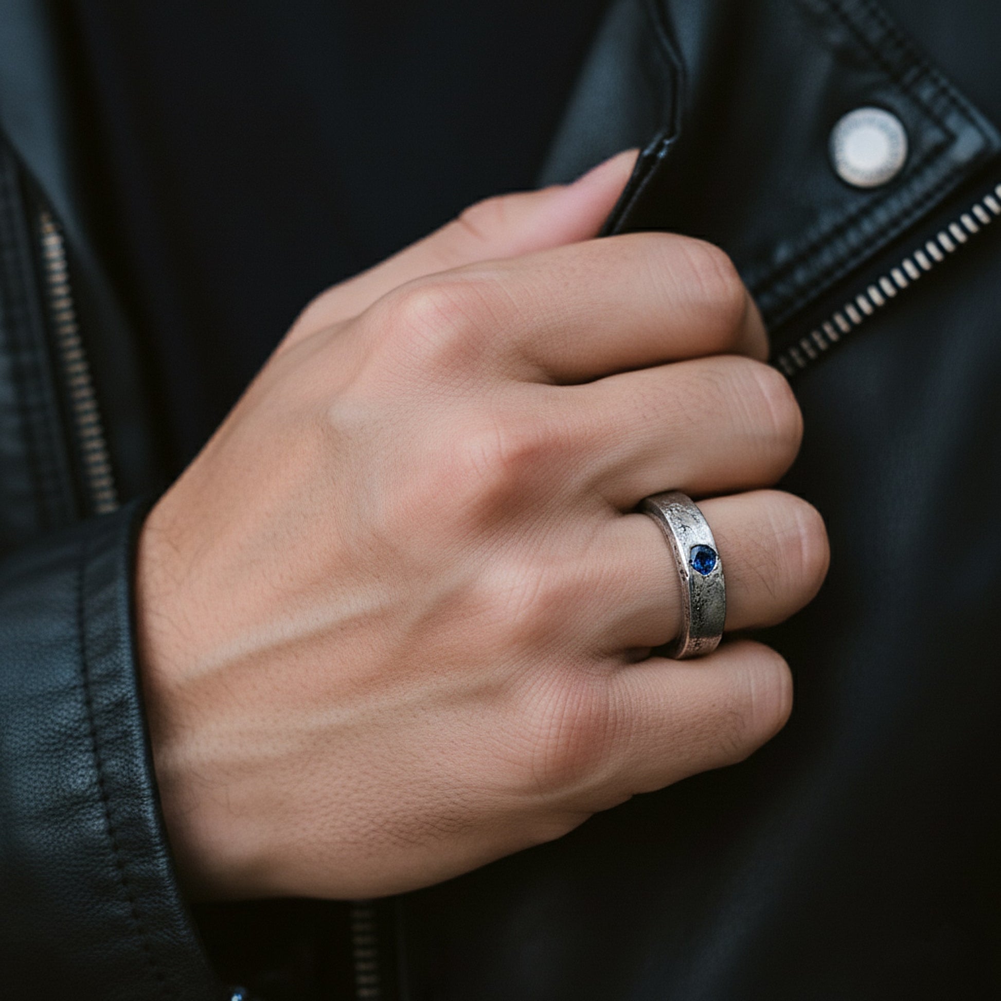 Anillo de pedida para hombre de plata con circonita azul y acabado irregular