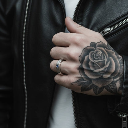 Anillo de plata con circonita azul para hombre acabado irregular hecho a mano