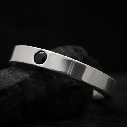 Anillo de plata para hombre con espinela negra de sección cuadrada y acabado espejo