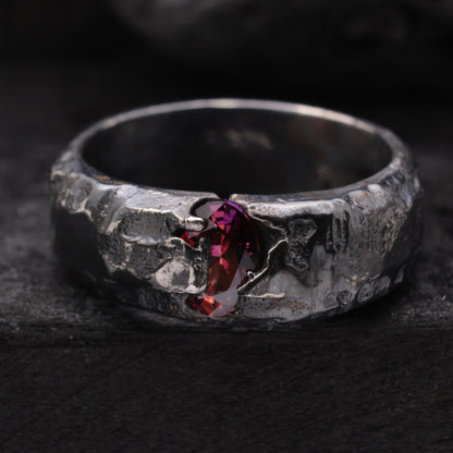 Anillo de plata hombre negro con circonita roja
