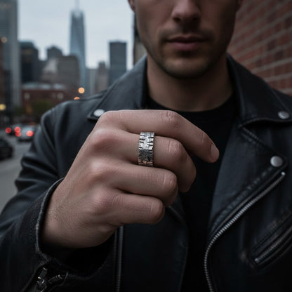 Anillo ancho de plata con texturas hechas a amano en forma de rayas