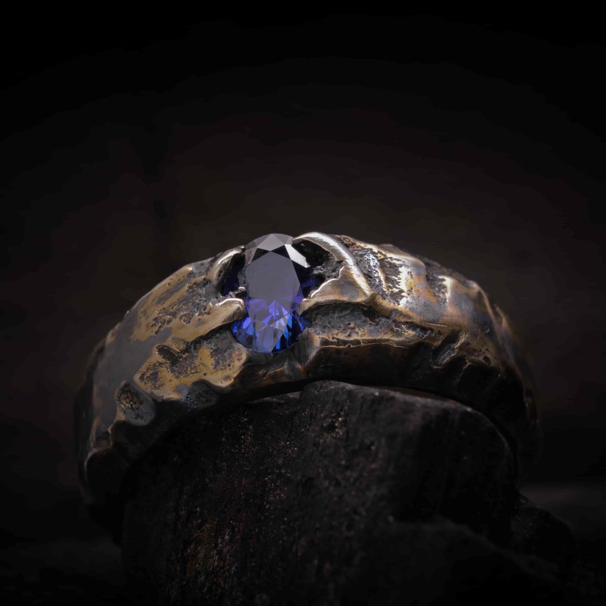 Anillo artesanal de plata para hombre con piedra azul y acabado oxidado bicolor. Anillo original hecho a mano.