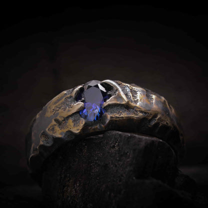 Anillo artesanal de plata para hombre con piedra azul y acabado oxidado bicolor. Anillo original hecho a mano.