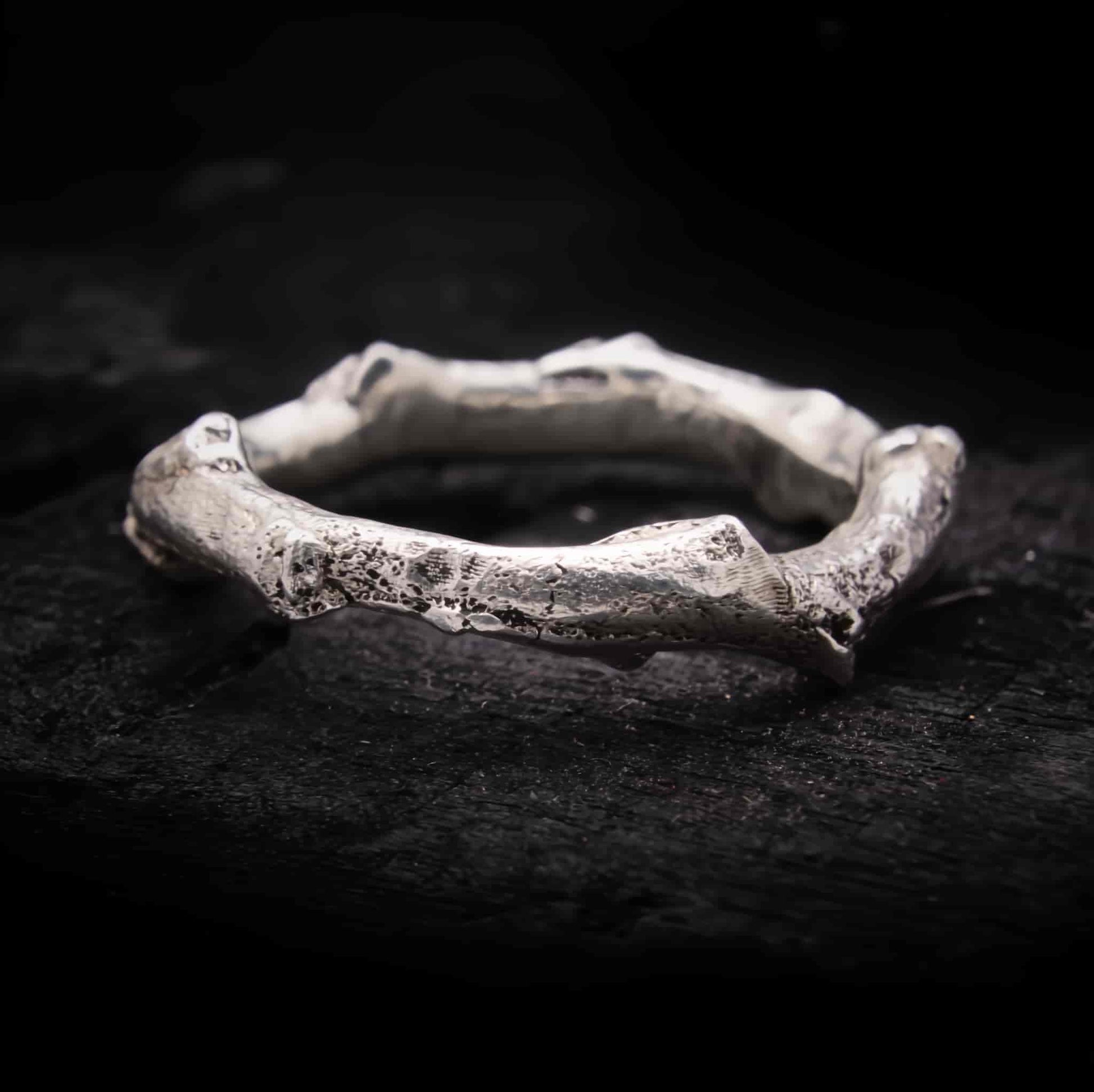 Anillo de rama artesanal de plata de ley