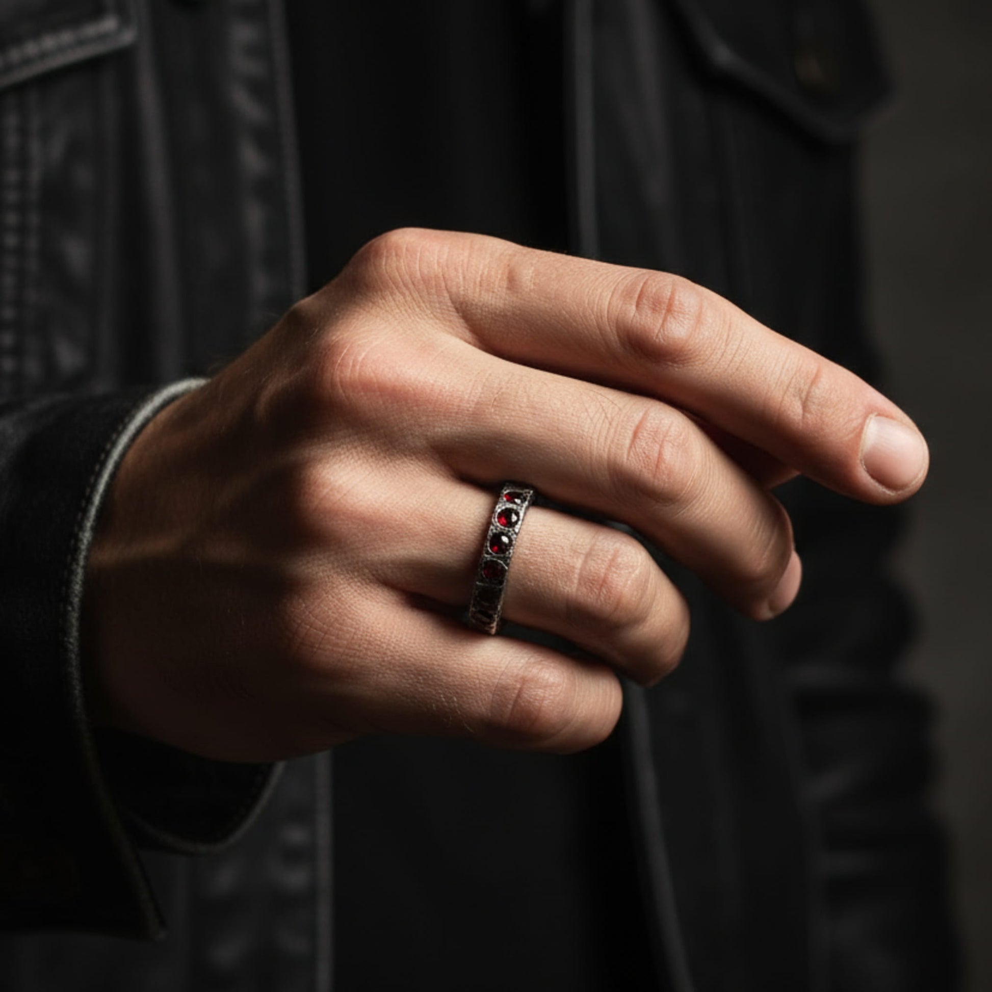 Anillo de la eternidad para hombre con piedra granate para hombre de plata y acabado rustico