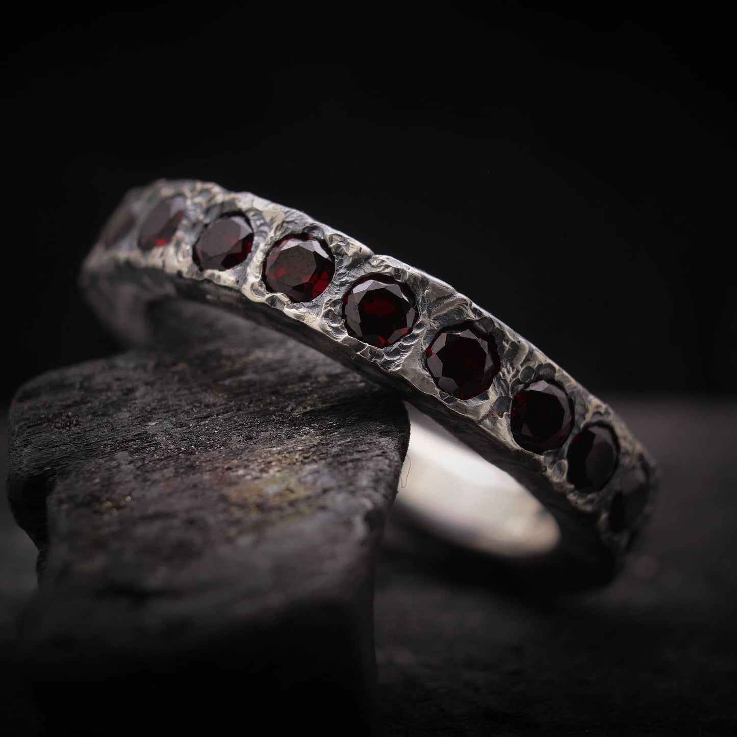 Anillo granate de plata para hombre de acabado irregular de tipo eternidad