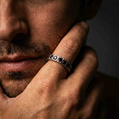 Hombre con anillo de de plata hecho a mano con granates by K2 JEWELS