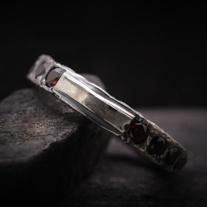 Anillo eternidad con granates de plata de ley y acabado irregular