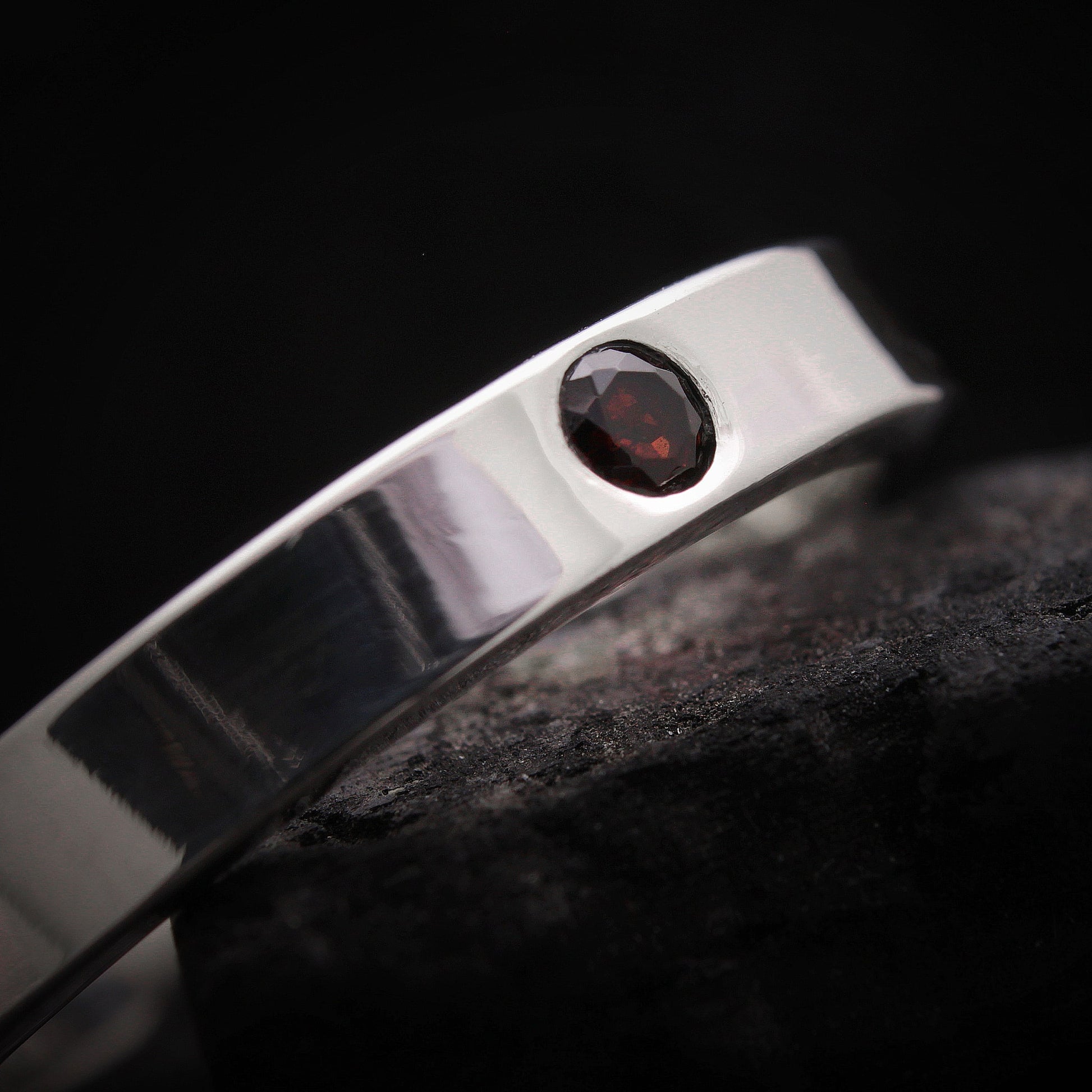 Anillo granate rojo de plata de ley para hombre