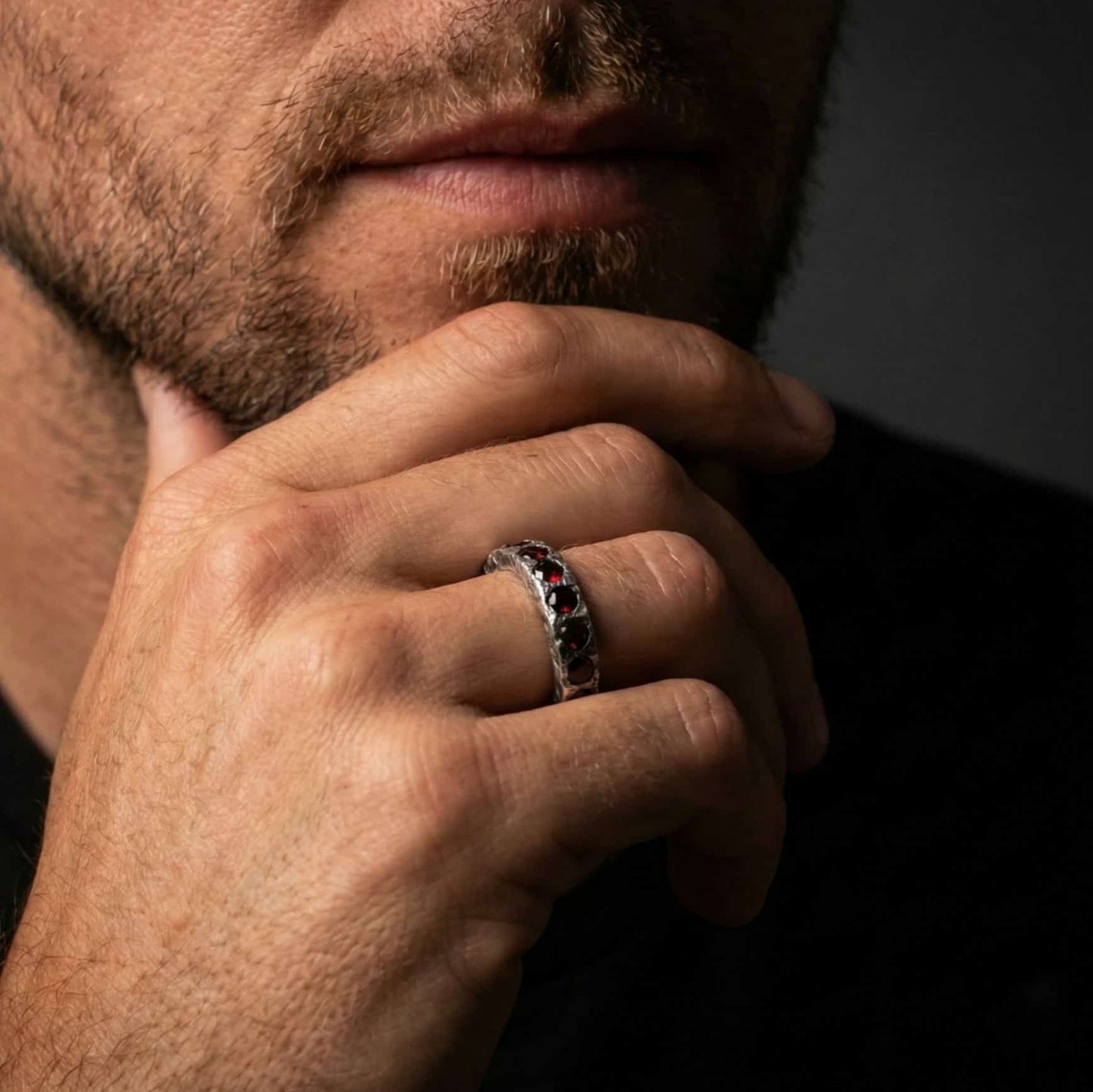 Hombre con anilllo de granates artesanal by K2 JEWELS