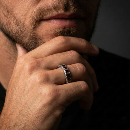 Hombre con anilllo de granates artesanal by K2 JEWELS