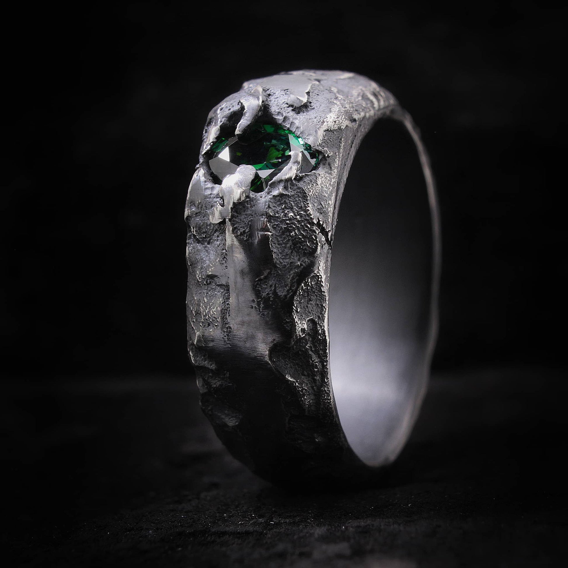 Anillo para hombre con piedra verde y acabado rustico irregular