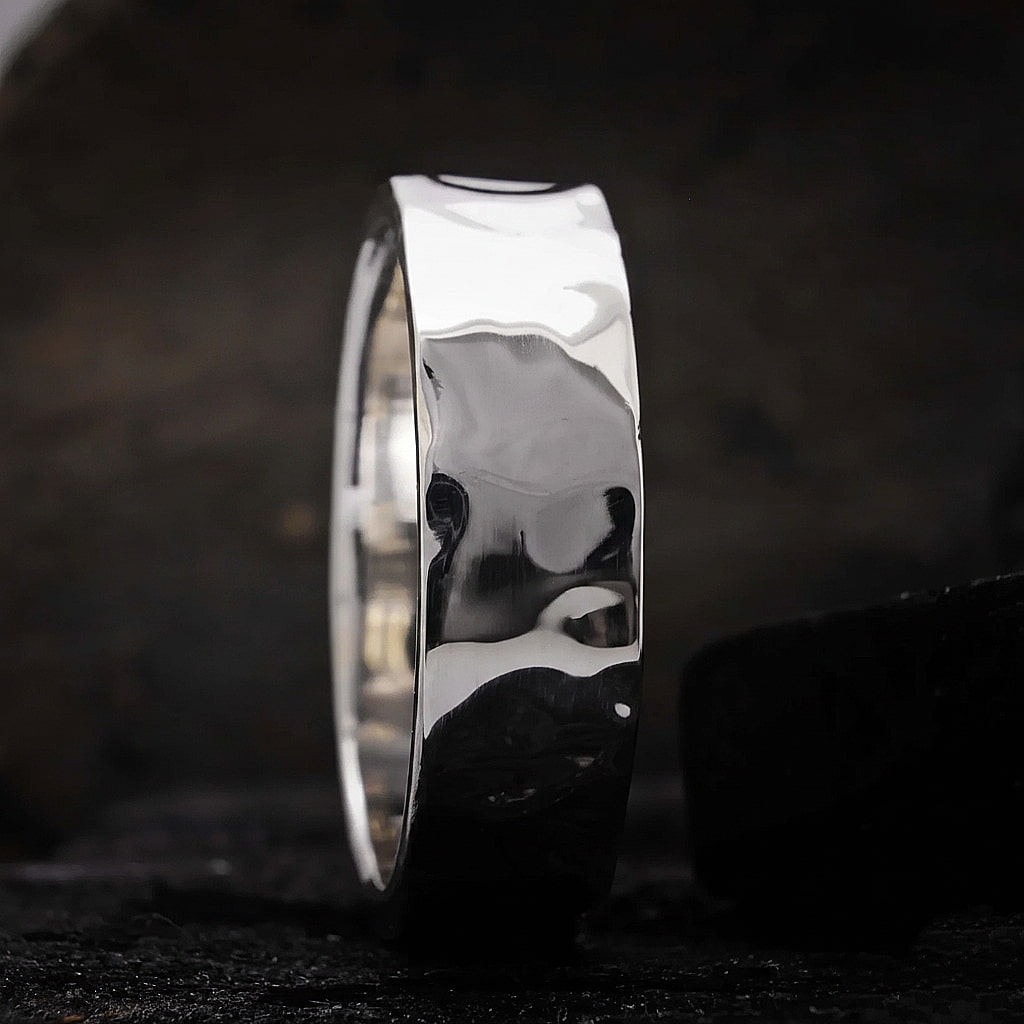 Anillo de hombre de plata acabado martilleado y pulido brillante