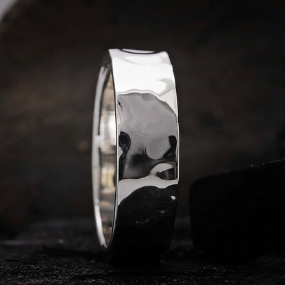 Anillo de hombre de plata acabado martilleado y pulido brillante