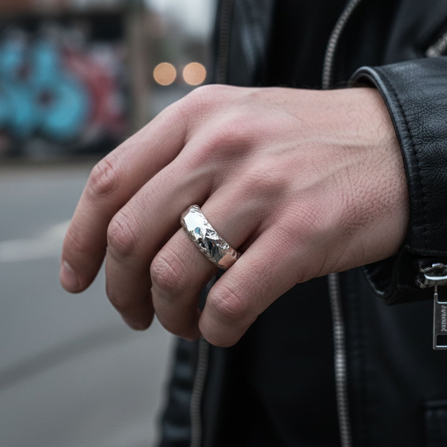 Anillo para hombre irregular de plata de ley hecho a mano acabado pulido