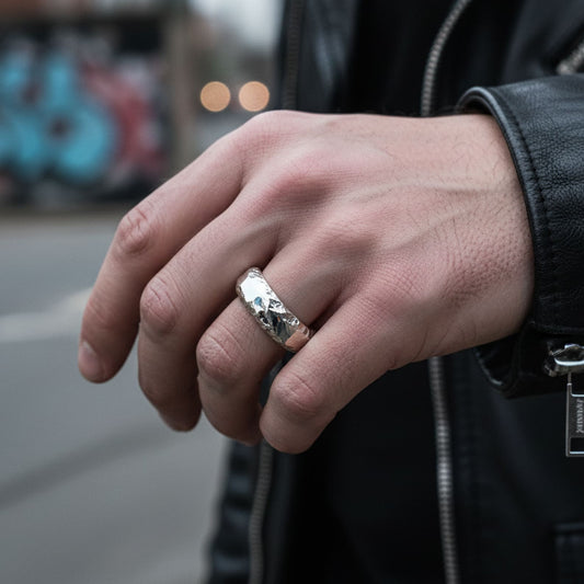 Anillo para hombre irregular de plata de ley hecho a mano acabado pulido