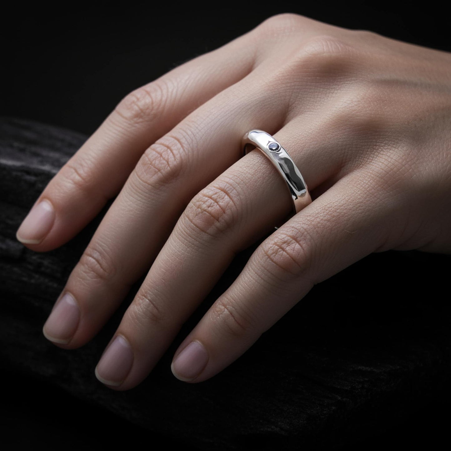 Anillo de plata artesanal con circonita blanca y acabado irregular, anillo fino pulido