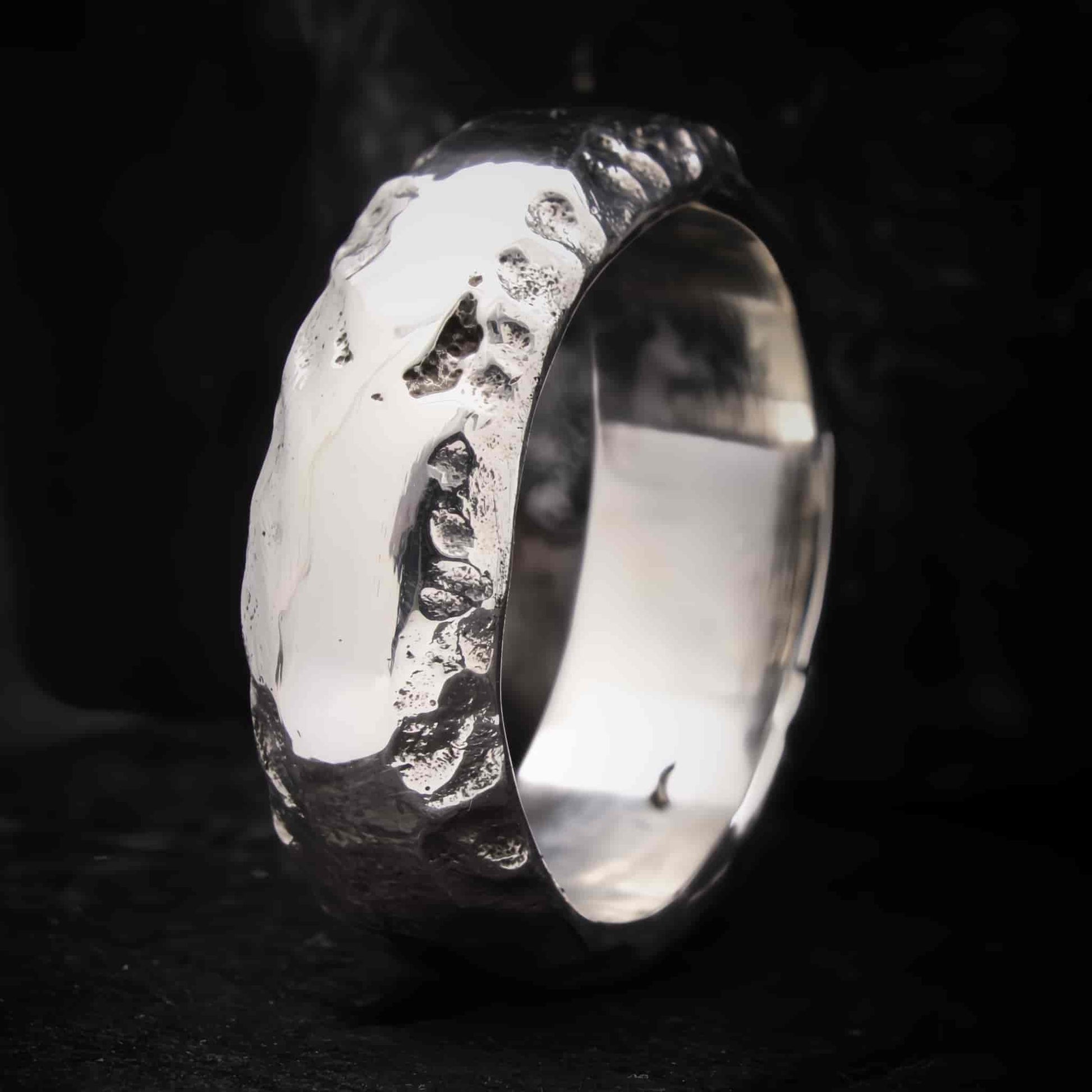 Anillo rustico para hombre con acabado irregular y acabado pulido
