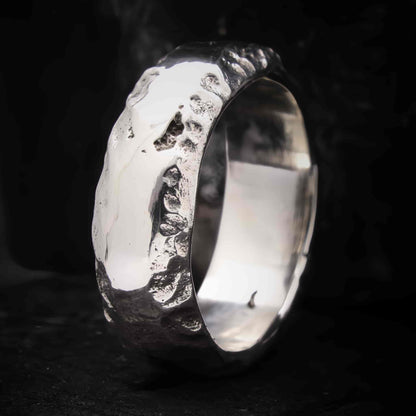 Anillo rustico para hombre con acabado irregular y acabado pulido