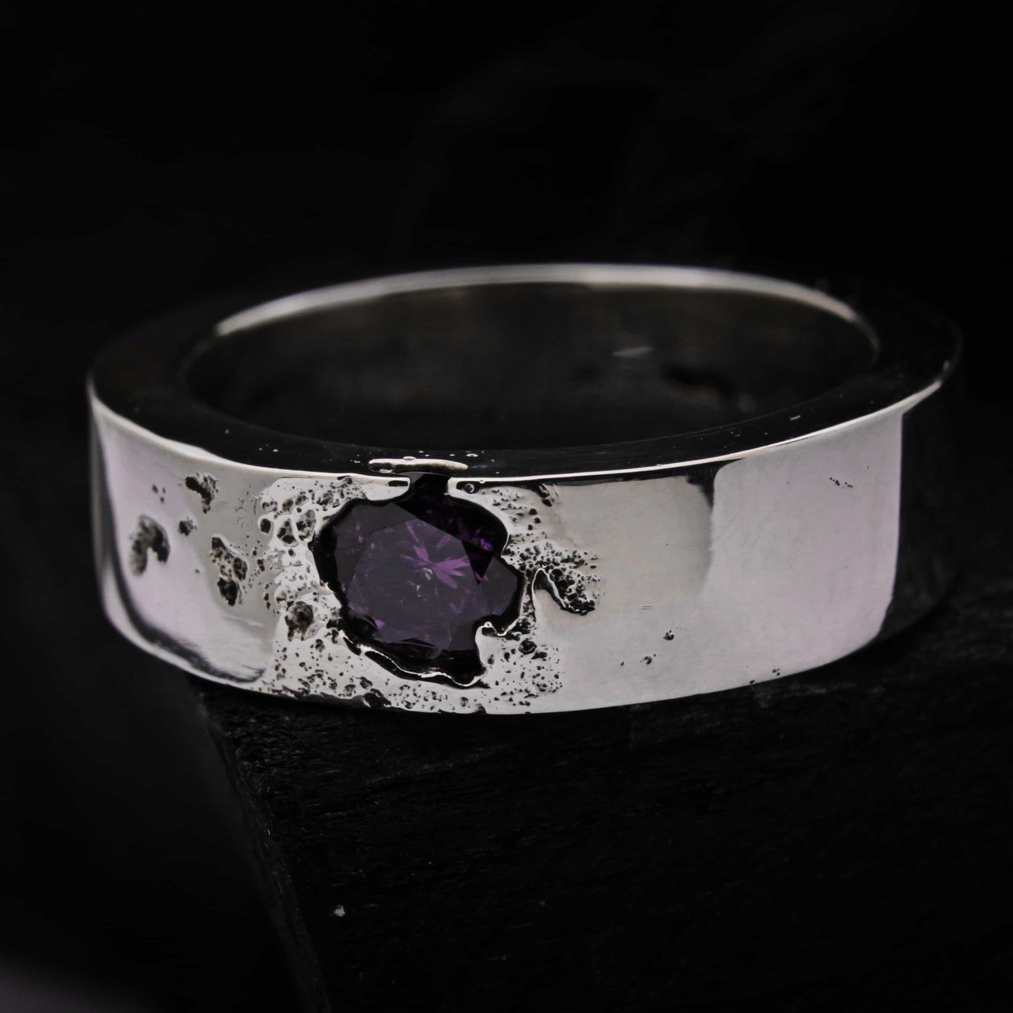 Anillo original de plata con circonita morada