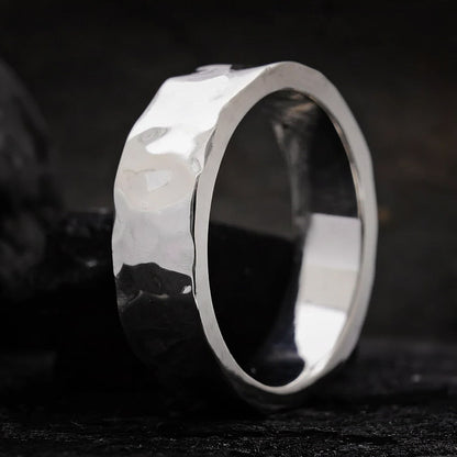 Anillo para hombre martele de plata acabado pulido