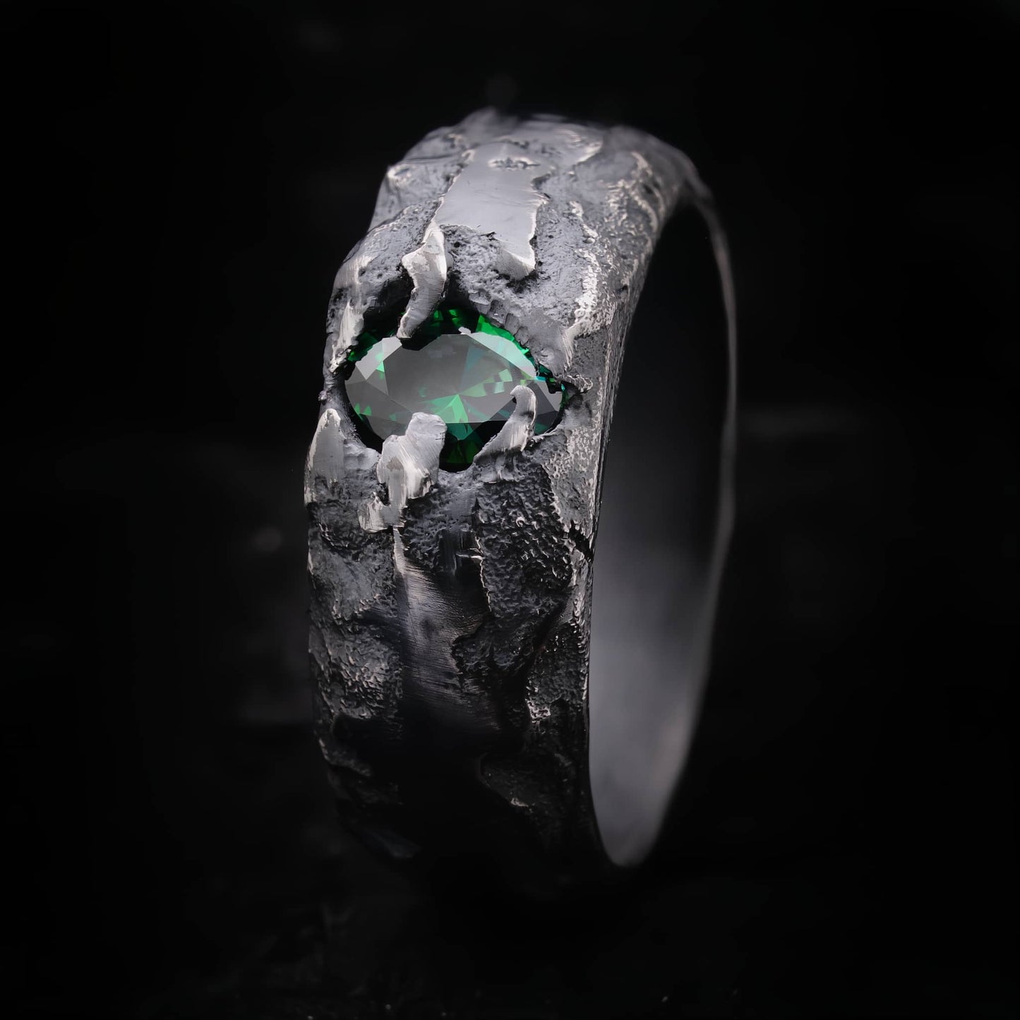 Anillo piedra verde para hombre con acabado rustico de plata de ley