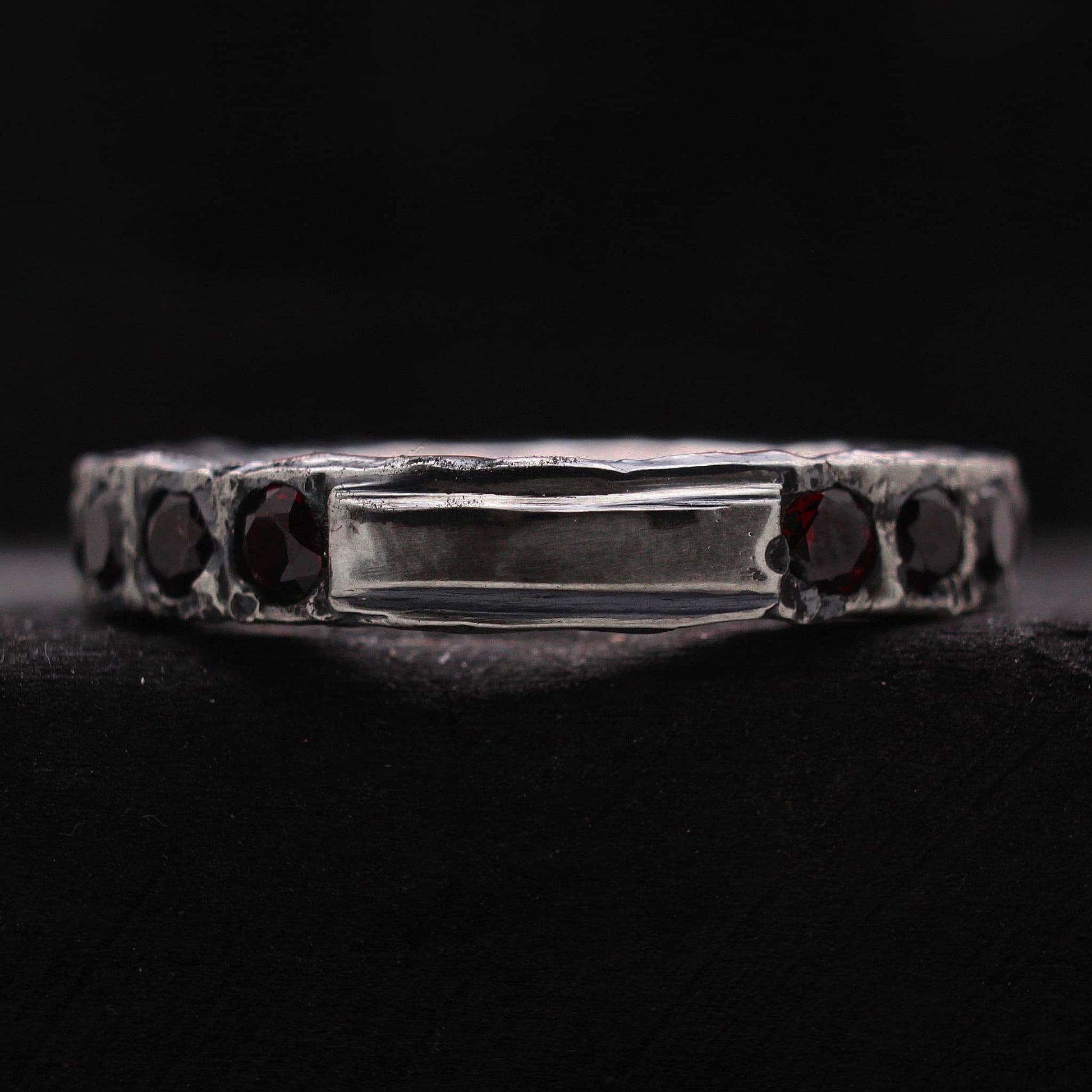 Anillo con piedras de granate natural con acabado rustico irregular oxidado