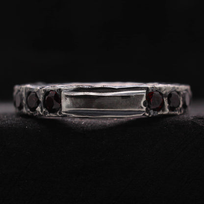 Anillo con piedras de granate natural con acabado rustico irregular oxidado