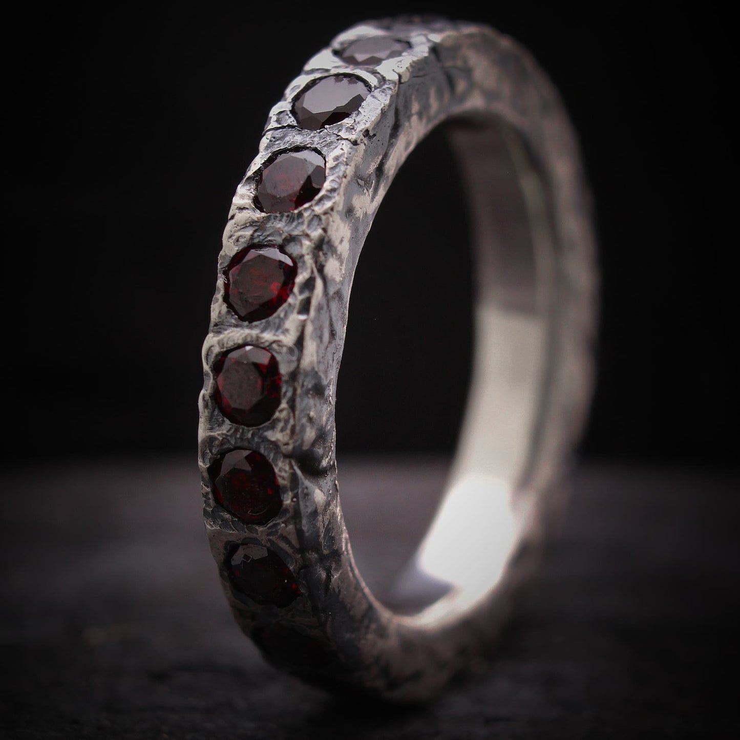 Anillo piedra granate de plata con acabado irregular y oxidado para hombre