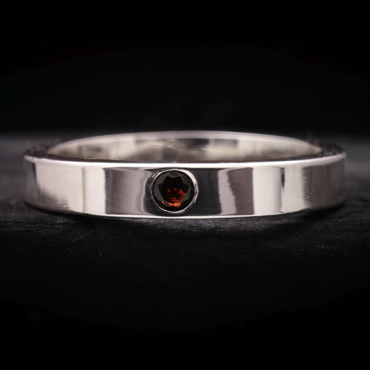 Anillo piedra granate para hombre de plata de ley.