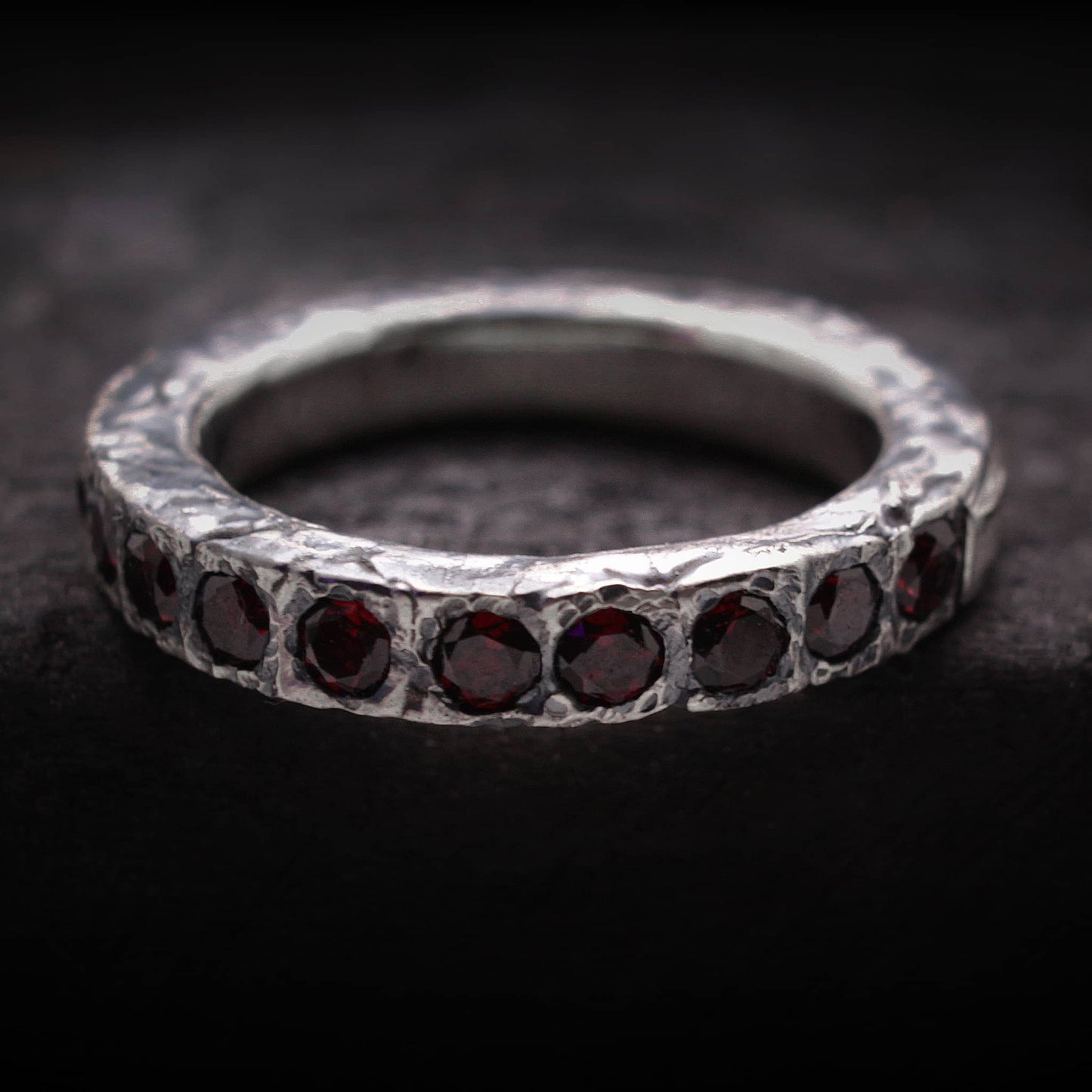 Anillo granates naturales de acabado irregular con acabado rustico oxidado