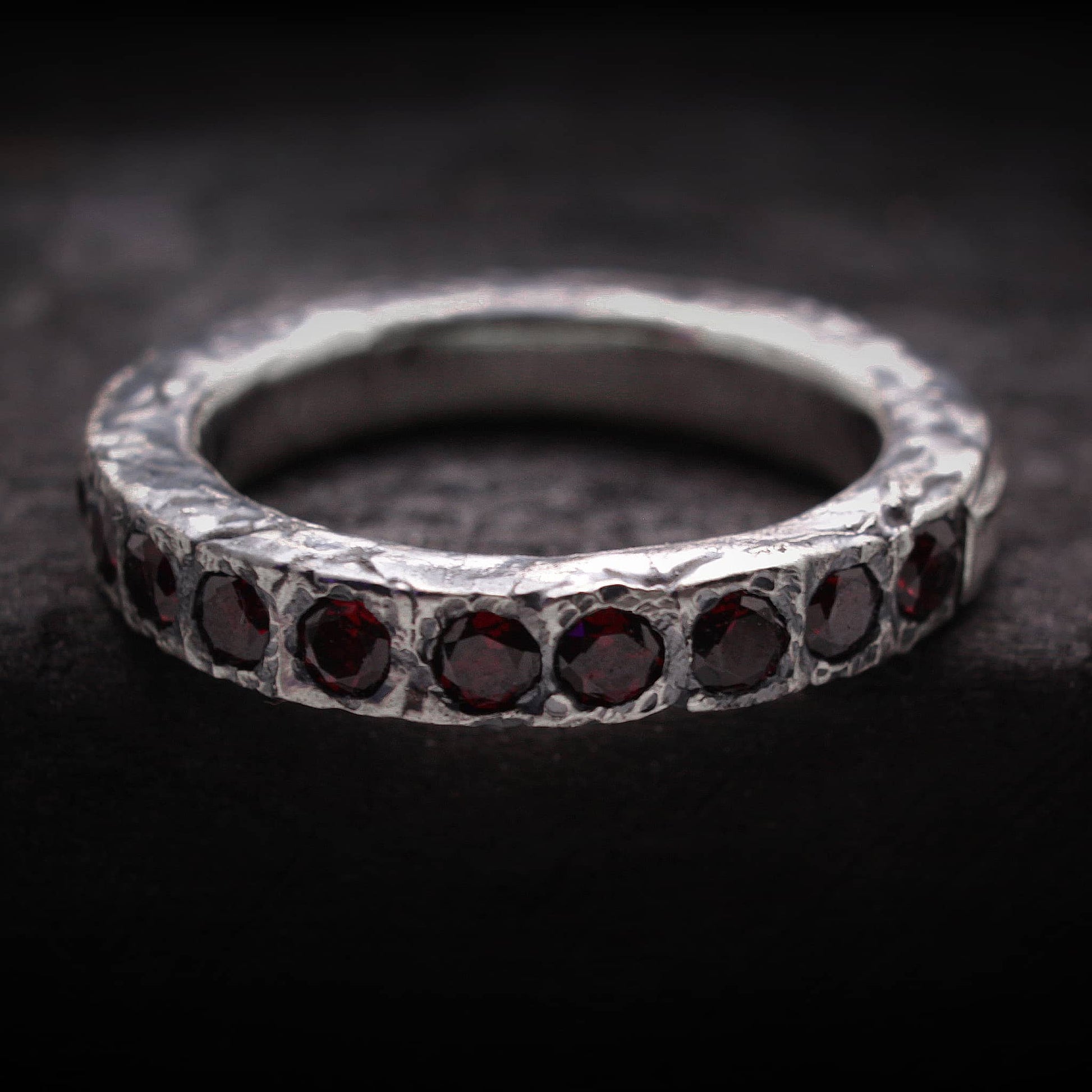 Anillo granates naturales de acabado irregular con acabado rustico oxidado