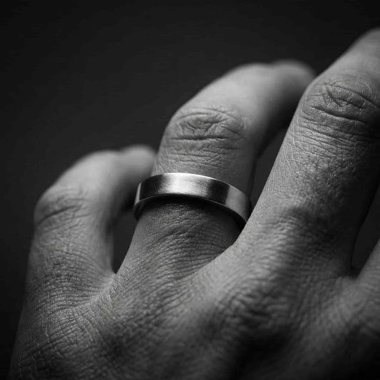 Homabre con anillo de plata cuadrado sencillo by K2 JEWELS