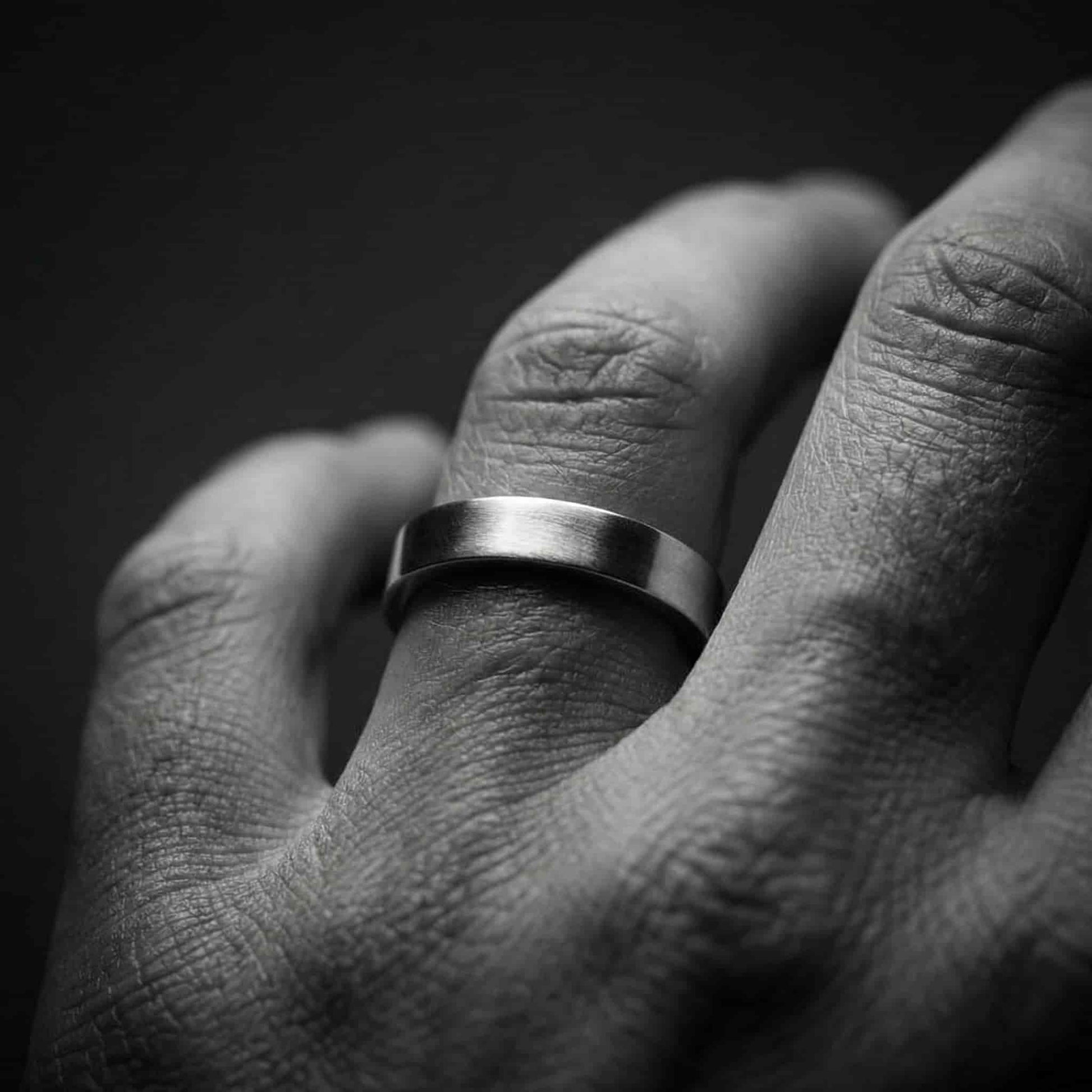 Homabre con anillo de plata cuadrado sencillo by K2 JEWELS