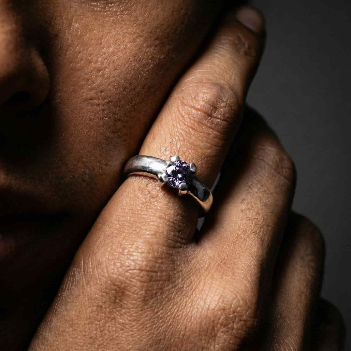 Mujer con anillo solitario de plata circonita gris