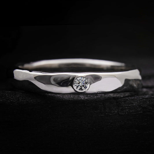 Anillo irregular de plata de ley con circonita