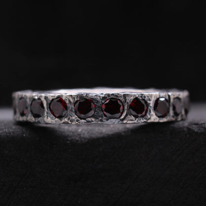 Anillo rustico de plata con acabado irregular y piedras de granate naturales