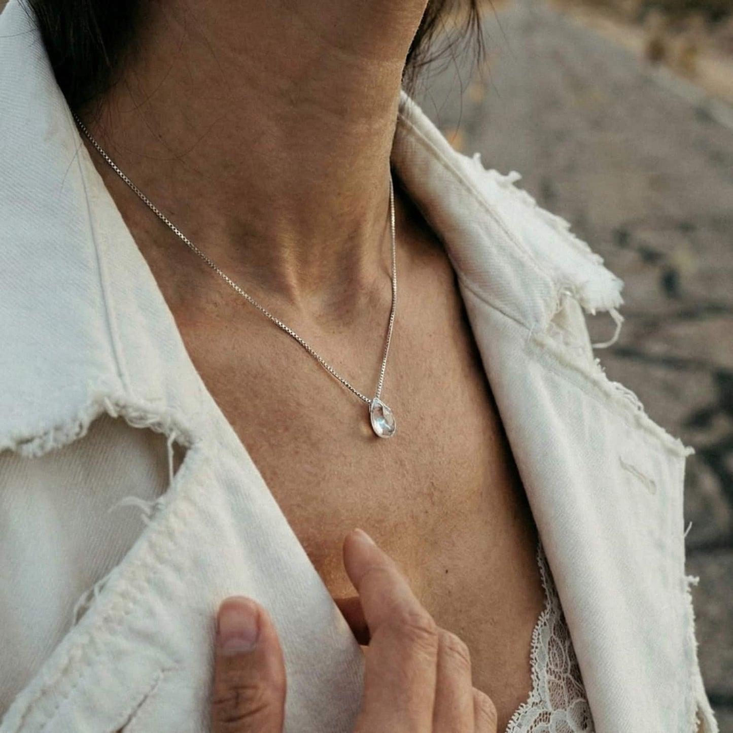 Cadena veneciana fina de plata con lágrima de cristal austríaco iridiscente para mujer