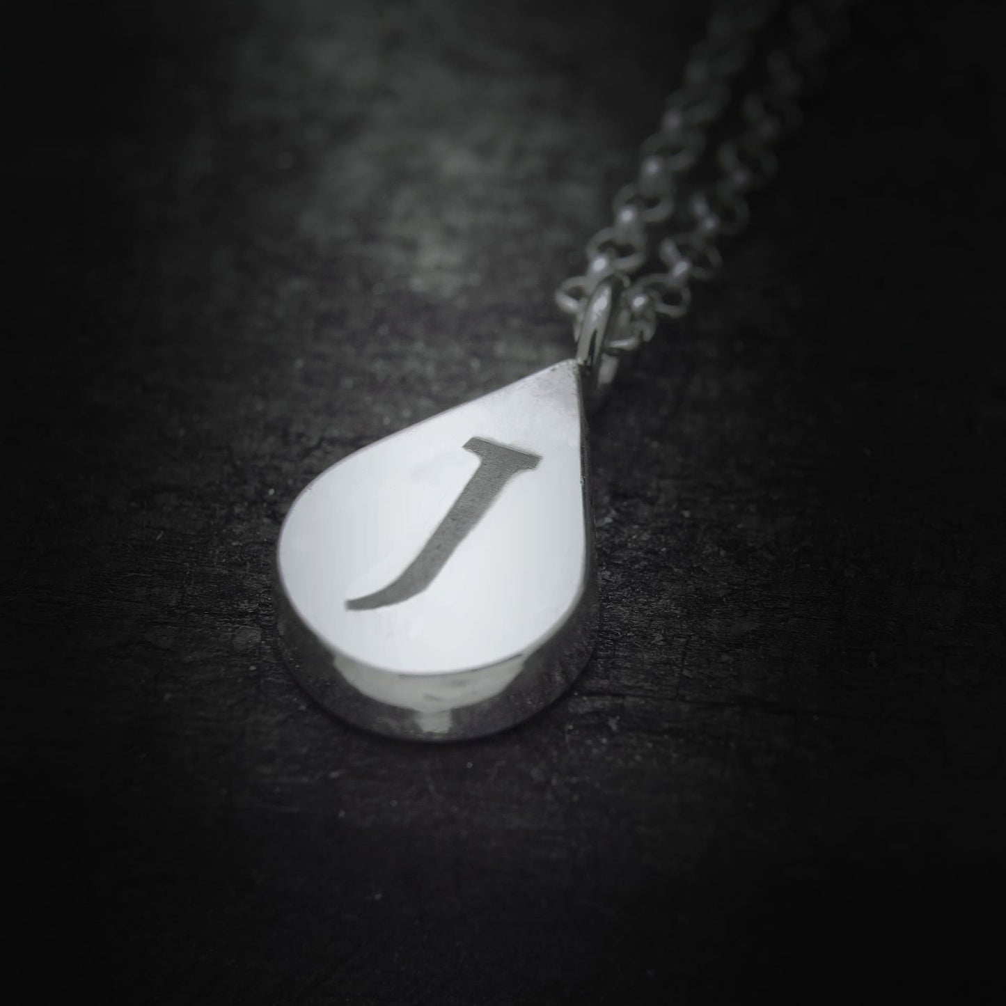 Colgante con cenizas forma lagrima de plata de ley artesanal