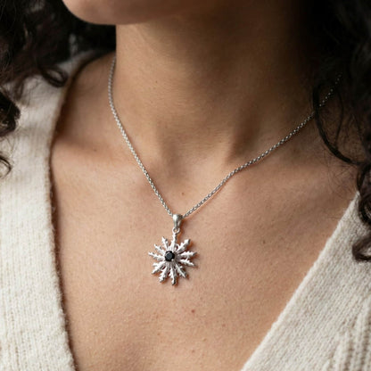 Colgante eguzkilore de plata de 15mm con espinela negra 