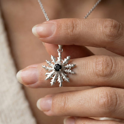 Colgante eguzkilore de plata con espinela negra de plata de ley