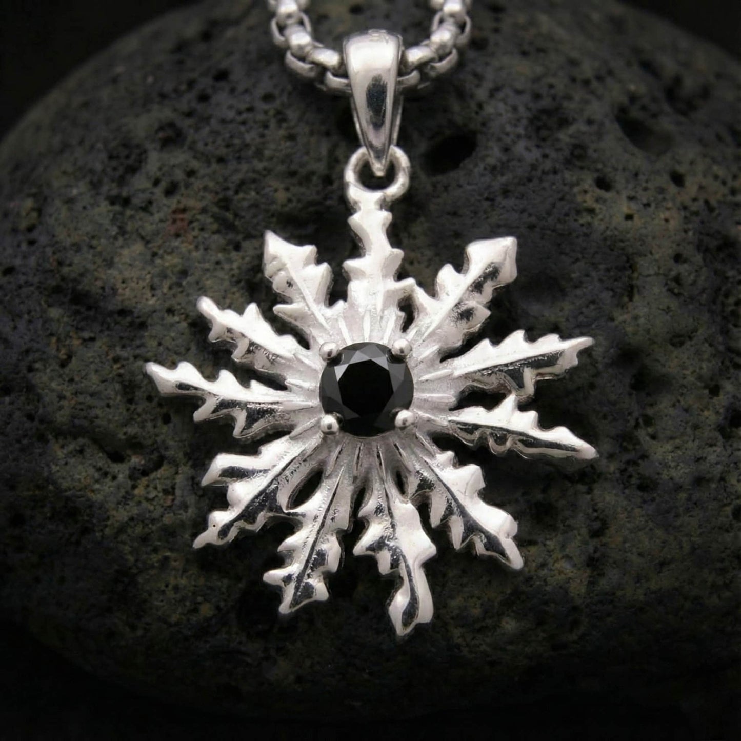 Colgante eguzkilore con espinela negra de plata 