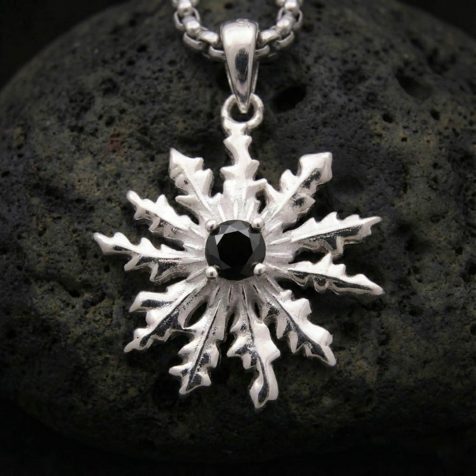 Colgante eguzkilore con espinela negra de plata 