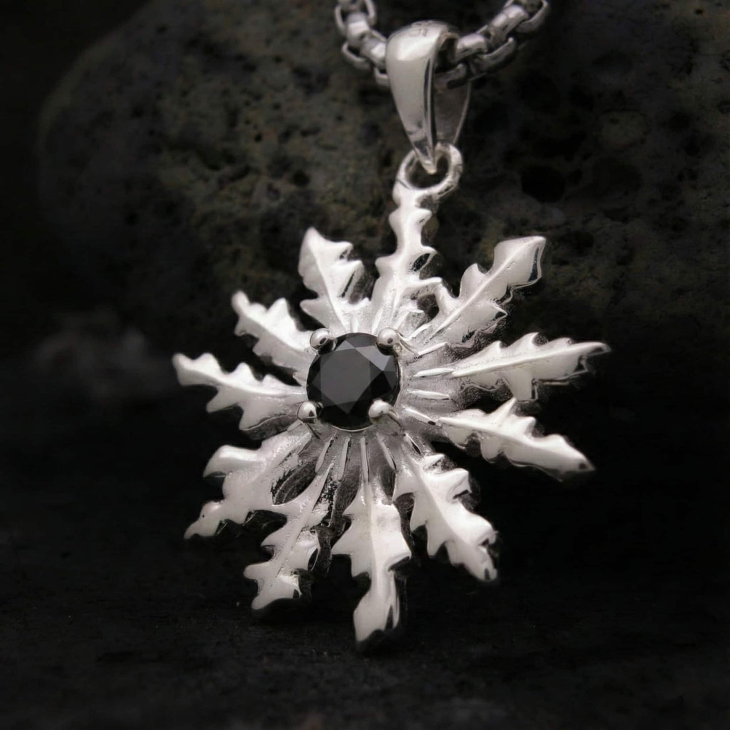 Colgante eguzkilore flor del sol con espinela negra de plata